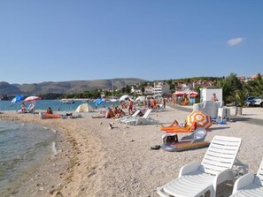 Beach - Appartment für 2 Personen mit Pool, Okrug Gornji by Interhome (Trogir/Okrug Donji)