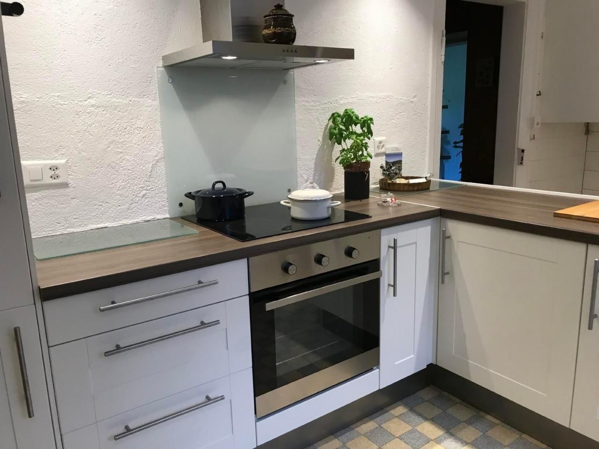 Réfrigérateur, four, batterie de cuisine, vaisselle et ustensiles