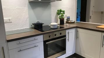 Réfrigérateur, four, batterie de cuisine, vaisselle et ustensiles