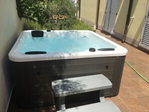 Outdoor spa tub - Appartment mit Pool und Whirlpool, Okrug Gornji by Interhome (Trogir/Okrug Donji)