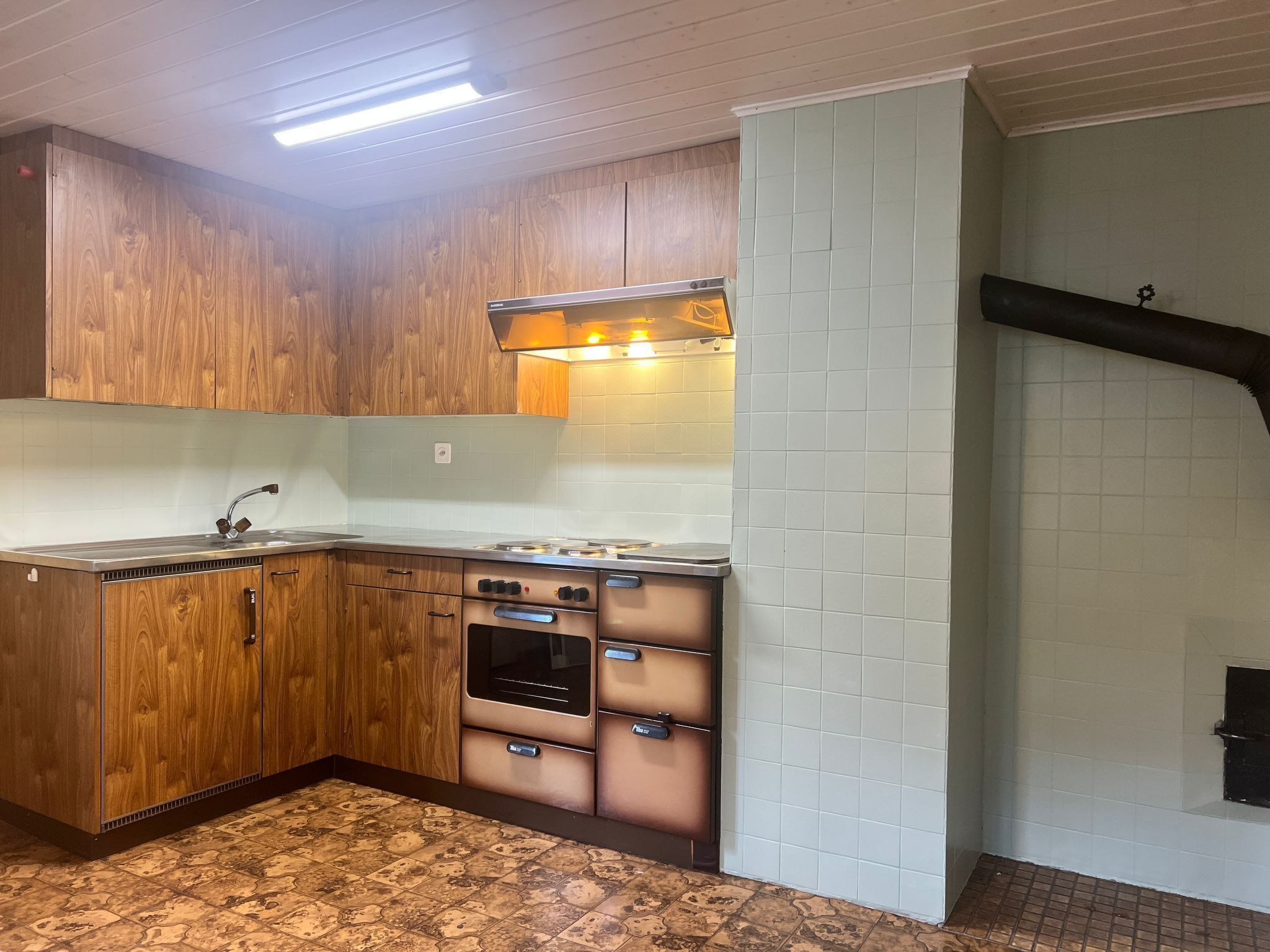 Kühlschrank, Ofen, Kochgeschirr/Geschirr/Besteck