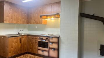 Kühlschrank, Ofen, Kochgeschirr/Geschirr/Besteck