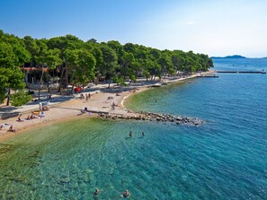 A beach with clear water, trees, and people. - Budget-Studio für zwei Personen by Interhome (Biograd na Moru)