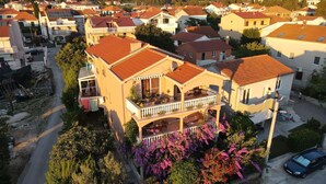 A residential area with houses featuring red-tiled roofs and balconies. - Budget-Studio für zwei Personen by Interhome (Biograd na Moru)
