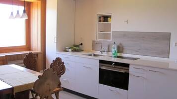 Kühlschrank, Ofen, Kochgeschirr/Geschirr/Besteck