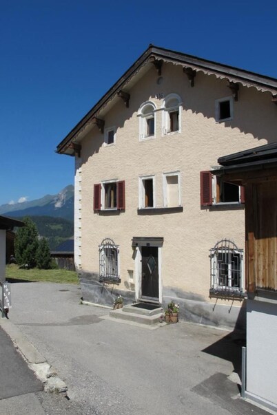 Tgesa Mitgel - ein Haus mit Charakter by Interhome