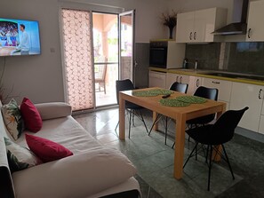 TV - mit privater Terrasse by Interhome (Biograd na Moru)