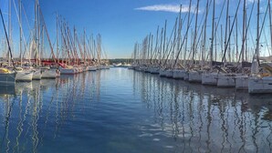 Un port de plaisance où de nombreux voiliers sont amarrés dans des eaux calmes.