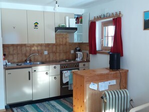 Réfrigérateur, four, batterie de cuisine, vaisselle et ustensiles