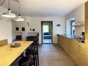 Fridge, oven, dishwasher, cookware/dishes/utensils