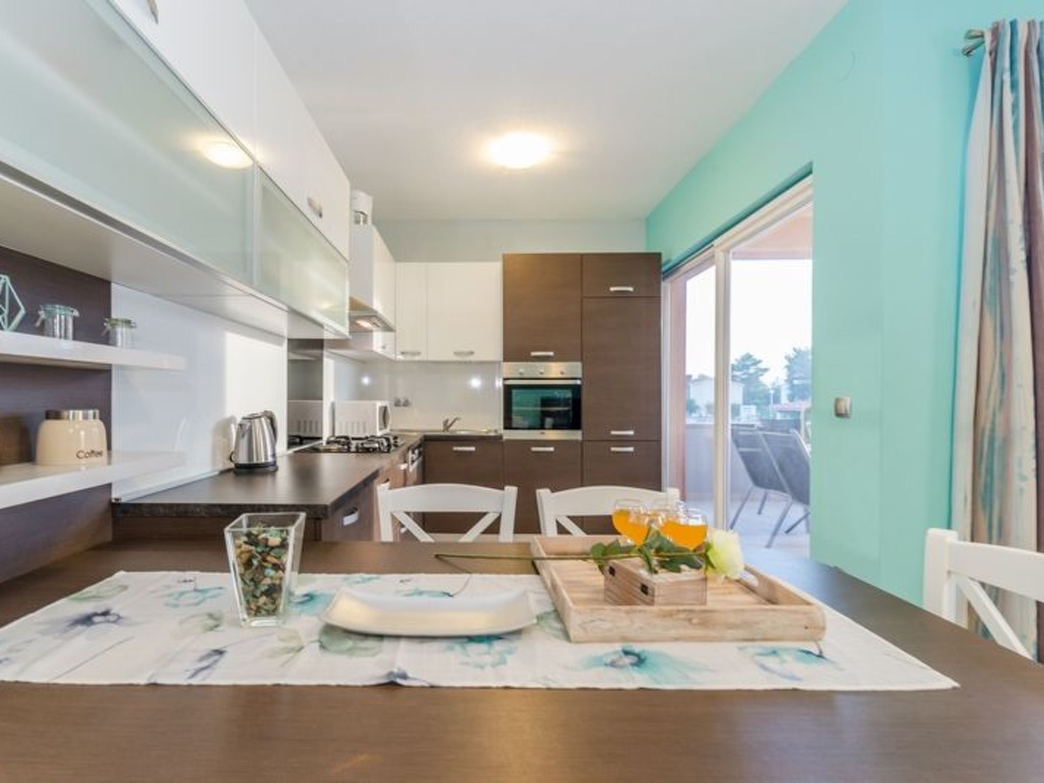 Kjøleskap, mikrobølgeovn, ovn og oppvaskmaskin