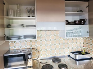 Refrigerador, microondas, horno y utensilios de cocina 