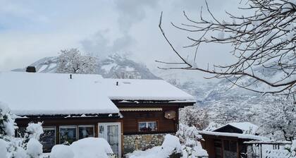 Chalet Haus (bei Einfahrt grosser Nussbaum ) by Interhome