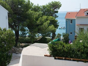 Property grounds - Wohnung "Rino" mit Blick auf das Wasser by Interhome (Pag/Pag)