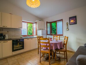 Fridge, oven, cookware/dishes/utensils - Wohnung "Rino" mit Blick auf das Wasser by Interhome (Pag/Pag)
