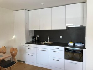 Jääkaappi, mikroaaltouuni, uuni, keittoastiat/astiat/ruokailuvälineet