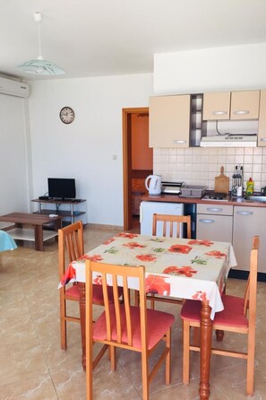 Dining - "Gubo1" mit Blick auf das Wasser by Interhome (Pag/Pag)