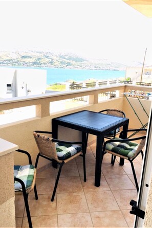 Outdoor dining - "Gubo1" mit Blick auf das Wasser by Interhome (Pag/Pag)