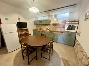 Kühlschrank, Ofen, Kochgeschirr/Geschirr/Besteck