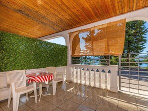 Outdoor dining - Wohnung in Dramalj mit Kleiner Terrasse by Interhome (Crikvenica/Dramalj)