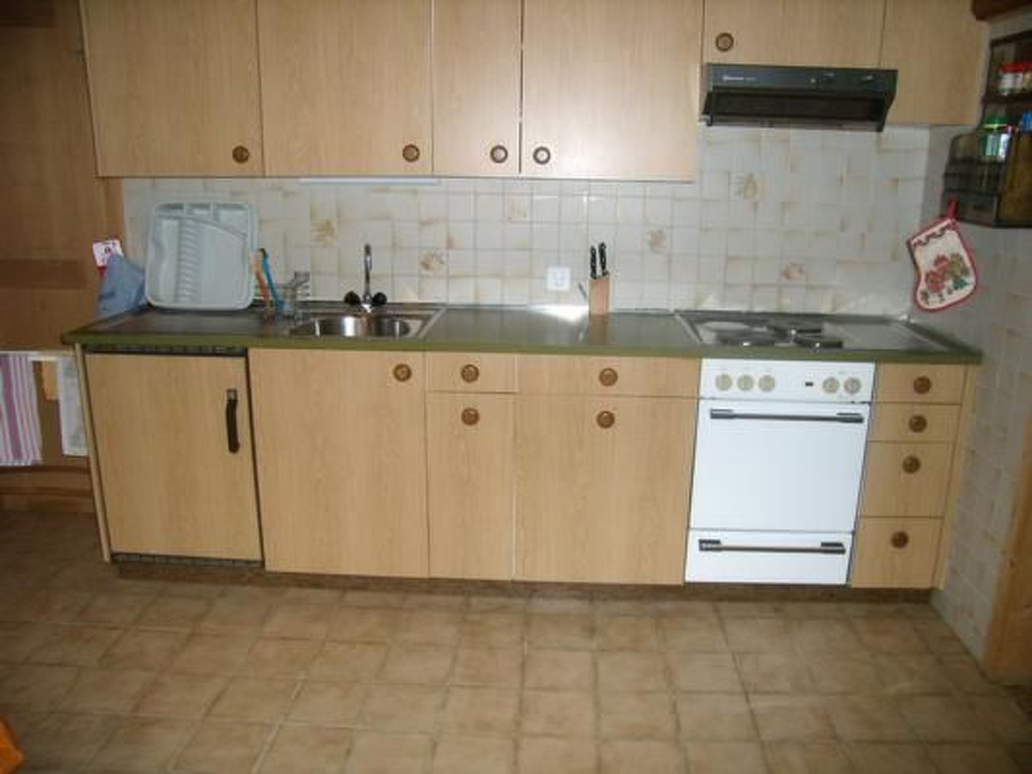 Kylskåp, ugn och grytor/köksredskap