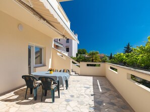 Outdoor dining - "Apartman Nikola" by Interhome (Krk/Punat)