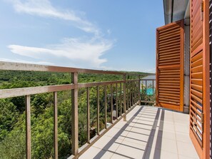 Un balcón con vistas a un paisaje boscoso.