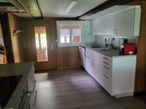 Refrigerador, horno, lavavajillas, utensilios de cocina