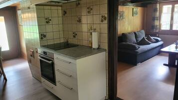 KĂŒhlschrank, Ofen, GeschirrspĂŒler, Kochgeschirr/Geschirr/Besteck