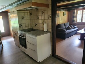 Kühlschrank, Ofen, Geschirrspüler, Kochgeschirr/Geschirr/Besteck