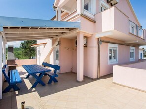 Outdoor dining - für 5 Personen ca. 55 m² in Šilo, Adriaküste Kroatien (Kroatische Inseln) by Interhome (Krk/Šilo)