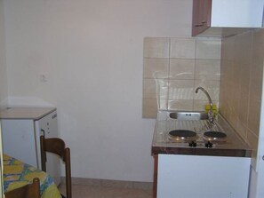 Fridge, cookware/dishes/utensils - für 2 Personen  + 1 Kind ca. 30 m² in Šilo, Adriaküste Kroatien (Kroatisch by Interhome (Krk/Šilo)