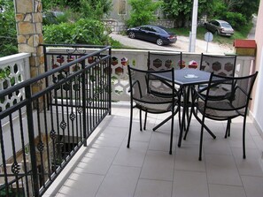 Outdoor dining - für 2 Personen  + 1 Kind ca. 30 m² in Šilo, Adriaküste Kroatien (Kroatisch by Interhome (Krk/Šilo)