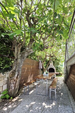 Outdoor dining - Wohnung in Dramalj mit Garten, Terrasse und Grill by Interhome (Crikvenica/Dramalj)