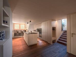 Fridge, oven, dishwasher, cookware/dishes/utensils