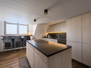 Fridge, oven, dishwasher, cookware/dishes/utensils
