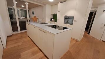 Kühlschrank, Mikrowelle, Ofen, Geschirrspüler