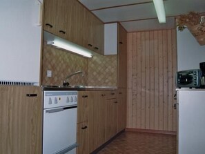 Kühlschrank, Mikrowelle, Ofen, Kochgeschirr/Geschirr/Besteck