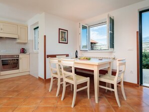 Fridge, microwave, oven, dishwasher - Luxuriöses Studio-Apartment mit Terrasse by Interhome (Brač/Supetar)