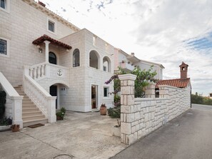 Exterior - Luxuriöses Studio-Apartment mit Terrasse by Interhome (Brač/Supetar)