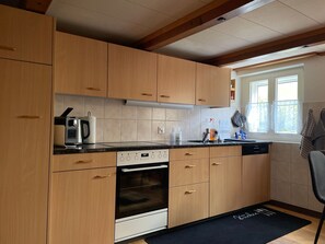 Kühlschrank, Ofen, Geschirrspüler, Kochgeschirr/Geschirr/Besteck