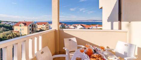 تناول الطعام بالخارج