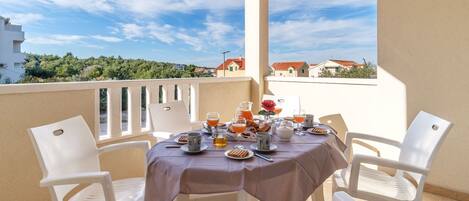 تناول الطعام بالخارج