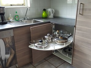Kühlschrank, Mikrowelle, Geschirrspüler, Kochgeschirr/Geschirr/Besteck