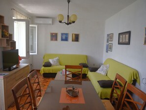 TV - "Mladen" mit Blick auf das Wasser by Interhome (Trogir/Okrug Donji)