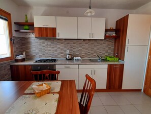 Fridge, oven, dishwasher, cookware/dishes/utensils - mit Blick auf das Wasser by Interhome (Trogir)
