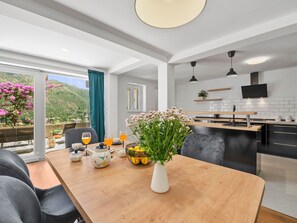 Dining - Moderne Villa mit Infinity-Pool und atemberaubendem Meerblick Dia by Interhome (Zaton)