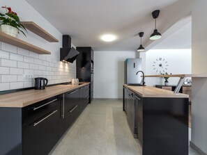 Fridge, cookware/dishes/utensils - Moderne Villa mit Infinity-Pool und atemberaubendem Meerblick Dia by Interhome (Zaton)