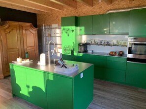 Kühlschrank, Ofen, Geschirrspüler, Kochgeschirr/Geschirr/Besteck