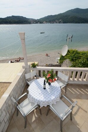 Outdoor dining - Großes Ferienhaus mit Terrasse und Garten by Interhome (Zaton)